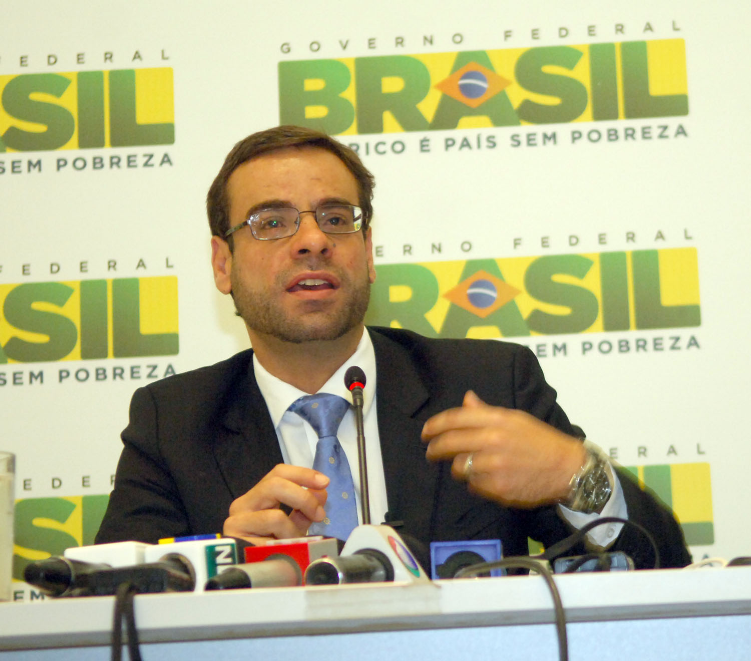 Ministro Brizola Neto durante coletiva sobre nova portaria de procedimentos de registro sindical.